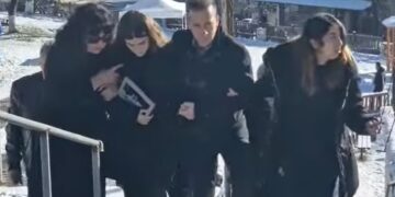 Alldaynews.gr Κηδεία Πιλότου Στάθη Τσιτλακίδη: Τραγικές φιγούρες οι γονείς του-Κουφέτα και λουλούδια