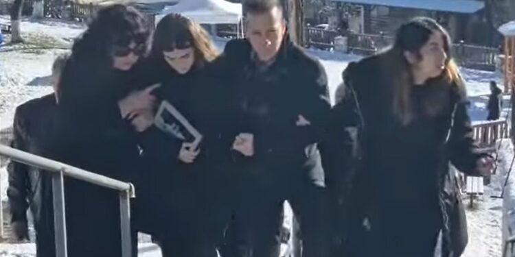 Alldaynews.gr Κηδεία Πιλότου Στάθη Τσιτλακίδη: Τραγικές φιγούρες οι γονείς του-Κουφέτα και λουλούδια