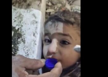 Τουρκία:Εικόνα που ραγίζει καρδιές-Σταγόνες νερό σε εγκλωβισμένο παιδάκι για να μείνει Ζωντανό