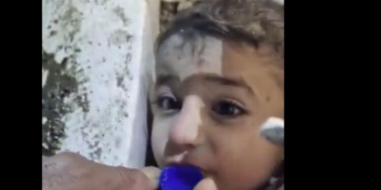 Alldaynews.gr Τουρκία:Εικόνα που ραγίζει καρδιές-Σταγόνες νερό σε εγκλωβισμένο παιδάκι για να μείνει Ζωντανό
