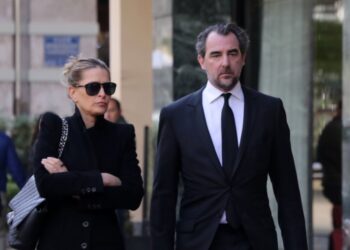 Τατιάνα Μπλάτνικ: Ψωνίζει φρούτα στο μανάβικο με παλτό και σαγιονάρες