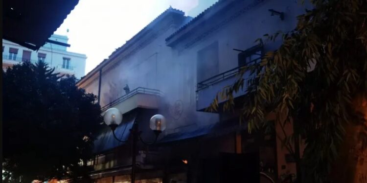 Alldaynews.gr Μεγάλη πυρκαγιά σε κτίριο στο κέντρο της Αθήνας – Κλειστή η Πατησίων