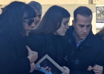 Alldaynews.gr Κηδεία Σμηναγού Τσιτλακίδη: Ράκος η σύντροφός του-Με την φωτογραφία του στα χέρια