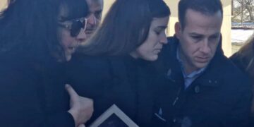 Κηδεία Σμηναγού Τσιτλακίδη: Ράκος η σύντροφός του-Με την φωτογραφία του στα χέρια