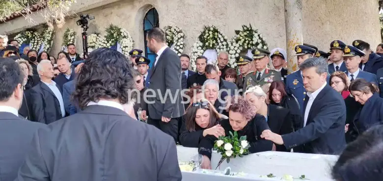 Κηδεία Μάριου Μιχαήλ Τουρούτσικα: Τελέστηκε η ταφή – Η σπαρακτική εικόνα των γονιών του