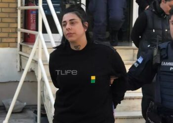 Σούπερ Κική: Οι πρώτες φωτογραφίες με χειροπέδες μετά την κράτησή της στη φυλακή