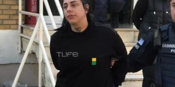 Alldaynews.gr Σούπερ Κική: Οι πρώτες φωτογραφίες με χειροπέδες μετά την κράτησή της στη φυλακή