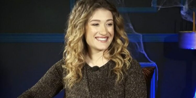 Alldaynews.gr Ιλάειρα Ζήση: «Νομίζω ότι μοιάζω λίγο στην Βουγιουκλάκη-Στην κηδεία μου θα φοράω φουσκωτό γκράντε φόρεμα»