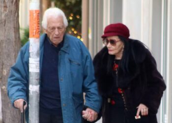 Ζωζώ Σαπουντζάκη: Χέρι-χέρι με τον σύντροφό της στο κέντρο της Αθήνας