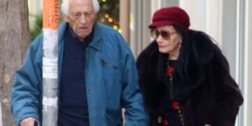 Alldaynews.gr Ζωζώ Σαπουντζάκη: Χέρι-χέρι με τον σύντροφό της στο κέντρο της Αθήνας