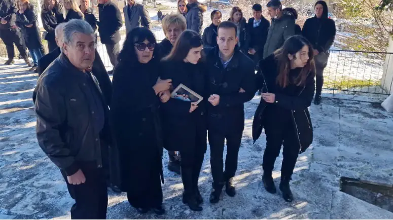 Κηδεία Σμηναγού Τσιτλακίδη: Ράκος η σύντροφός του-Με την φωτογραφία του στα χέρια