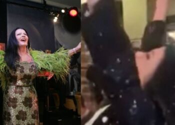 Έκανε Άνω-Κάτω το μαγαζί: Η Ζωζώ Σαπουντζάκη στα 89 της πήρε το μικρόφωνο και απογείωσε το κέφι σε ταβέρνα στην Πλάκα[video]