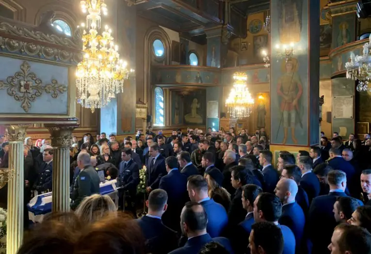 Κηδεία Μάριου Τουρούτσικα: «Η Ελλάδα δεν μου χρωστάει, εγώ χρωστάω» – Ράγισε καρδιές ο επικήδειος του πατέρα του