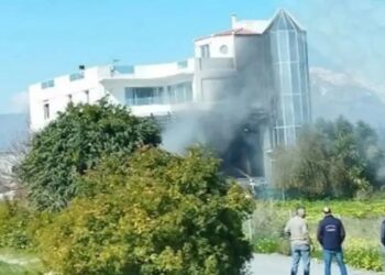 Τραγωδία στην Κρήτη:  Ένας νεκρός από φωτιά σε αντιπροσωπεία αυτοκινήτων στο Τυμπάκι