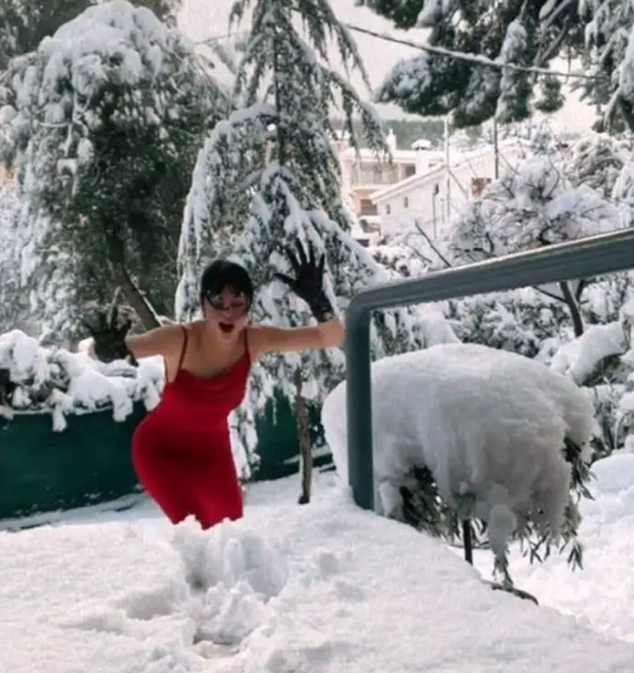 Δήμητρα Αλεξανδράκη: Πήγε στα χιόνια με Κόκκινες Γόβες και έφαγε Τούμπα[photos]