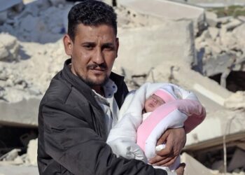 «Είναι η κόρη μου τώρα»: Συγκινεί ο θείος του μωρού που γεννήθηκε στα συντρίμμια του σεισμού στη Συρία