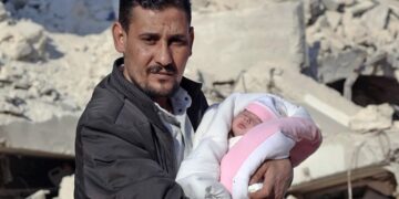 «Είναι η κόρη μου τώρα»: Συγκινεί ο θείος του μωρού που γεννήθηκε στα συντρίμμια του σεισμού στη Συρία