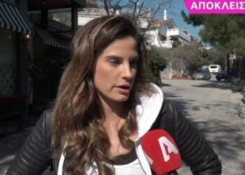 «Τι να κάνουμε ρε παιδιά! Σκοτώστε με!» – Η απάντηση της Χριστίνας Μπόμπα για το επίμαχο βίντεο με τις δίδυμες στο αεροδρόμιο