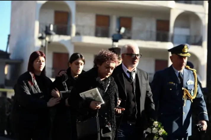Κηδεία Μάριου-Μιχαήλ Τουρούτσικα: «Ήταν το στήριγμά μου»-Απαρηγόρητη η σύντροφος του στην κηδεία του[video]