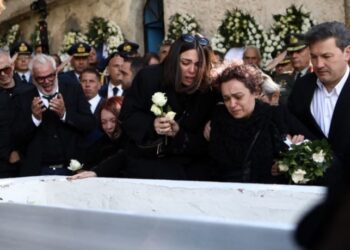 Κηδεία Μάριου-Μιχαήλ Τουρούτσικα: «Ήταν το στήριγμά μου»-Απαρηγόρητη η σύντροφος του στην κηδεία του[video]