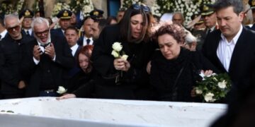 Κηδεία Μάριου-Μιχαήλ Τουρούτσικα: «Ήταν το στήριγμά μου»-Απαρηγόρητη η σύντροφος του στην κηδεία του[video]