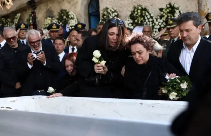 Κηδεία Μάριου-Μιχαήλ Τουρούτσικα: «Ήταν το στήριγμά μου»-Απαρηγόρητη η σύντροφος του στην κηδεία του[video]
