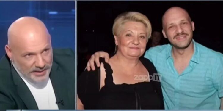 Μουτσινάς: «Της είπα, «μαμά είμαι γκέι» και έπαθε όλα όσα έπρεπε σαν Ελληνίδα μάνα»