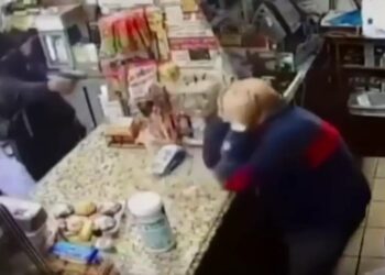 Σοκαριστικό Βίντεο: Ιδιοκτήτης κάβας δέχτηκε απανωτούς πυροβολισμούς και επέζησε