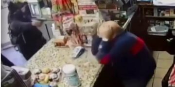 Σοκαριστικό Βίντεο: Ιδιοκτήτης κάβας δέχτηκε απανωτούς πυροβολισμούς και επέζησε