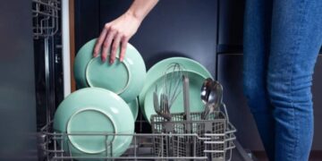 Alldaynews.gr Προσοχή! Τα σκεύη που βάζουν πολλοί στο πλυντήριο πιάτων ενώ δεν πρέπει