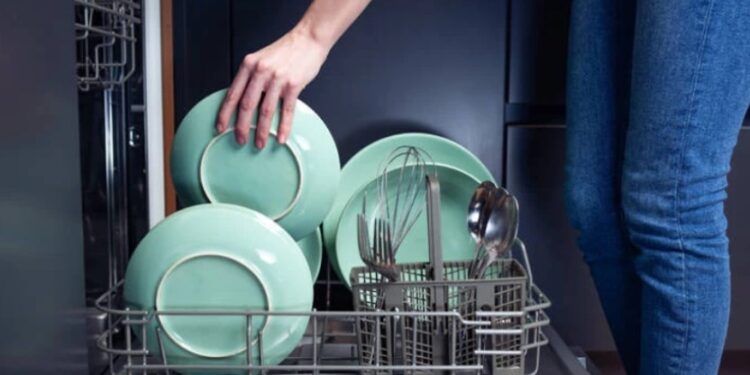 Alldaynews.gr Προσοχή! Τα σκεύη που βάζουν πολλοί στο πλυντήριο πιάτων ενώ δεν πρέπει
