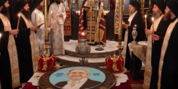 Τέως Βασιλιάς Κωνσταντίνος: Με Κορώνες και κόλλυβα με τη φωτογραφία του έκαναν μνημόσυνο στη Φωκίδα[video]