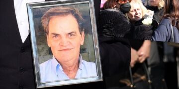 Alldaynews.gr Θρήνος στο τελευταίο αντίο στον ηθοποιό Νίκο Γιάννακα – Συντετριμμένη η σύζυγός του, Έφη Θανοπούλου