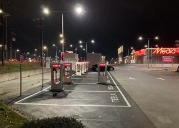 Η αμερικάνικη εταιρεία Tesla του Elon Musk άνοιξε Supercharger σταθμό στη Λάρισα (φωτο)