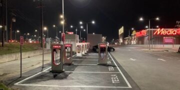 Alldaynews.gr Η αμερικάνικη εταιρεία Tesla του Elon Musk άνοιξε Supercharger σταθμό στη Λάρισα (φωτο)