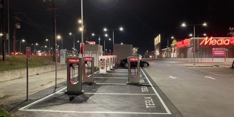 Alldaynews.gr Η αμερικάνικη εταιρεία Tesla του Elon Musk άνοιξε Supercharger σταθμό στη Λάρισα (φωτο)