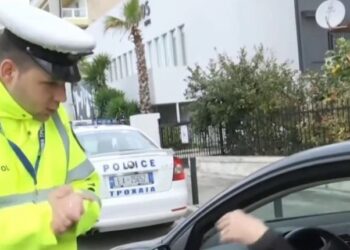 Μυθικός διάλογος ηλικιωμένης με τροχονόμο για τις αλυσίδες: “Στη λαϊκή πάω παιδάκι μου…” (video)