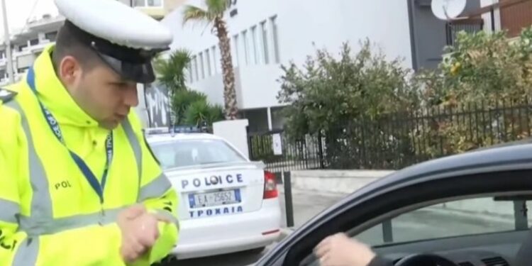 Alldaynews.gr Μυθικός διάλογος ηλικιωμένης με τροχονόμο για τις αλυσίδες: “Στη λαϊκή πάω παιδάκι μου…” (video)