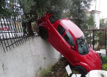 Θεσσαλονίκη: Αυτοκίνητο έφυγε από τον δρόμο και έπεσε σε αυλή σπιτιού (φωτο)