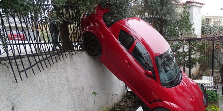 Θεσσαλονίκη: Αυτοκίνητο έφυγε από τον δρόμο και έπεσε σε αυλή σπιτιού (φωτο)