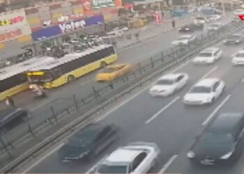 Κωνσταντινούπολη: Η στιγμή που λεωφορείο πέφτει πάνω σε στάση και σκορπά το θάνατο (video)