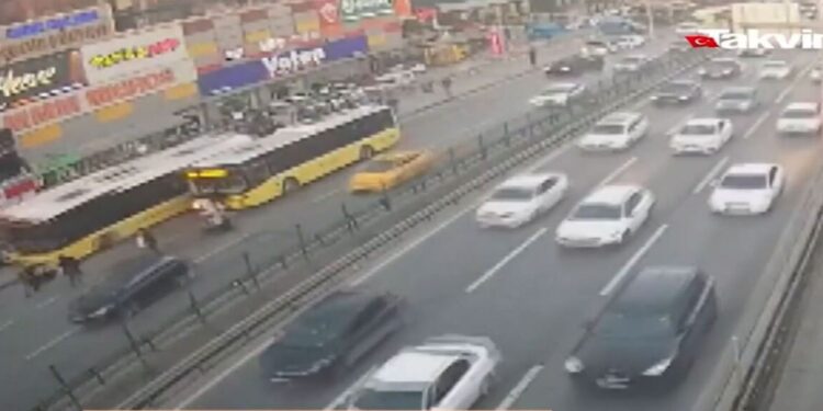 Κωνσταντινούπολη: Η στιγμή που λεωφορείο πέφτει πάνω σε στάση και σκορπά το θάνατο (video)