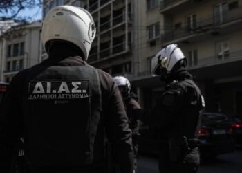 Alldaynews.gr Ληστεία σε τράπεζα υπό την απειλή δυναμίτιδας: «Θα σας ανατινάξουμε αν δεν δώσετε τα χρήματα»