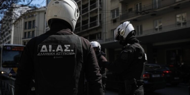 Alldaynews.gr Ληστεία σε τράπεζα υπό την απειλή δυναμίτιδας: «Θα σας ανατινάξουμε αν δεν δώσετε τα χρήματα»