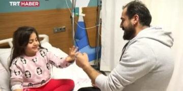 Alldaynews.gr Σεισμός στην Τουρκία: Πατέρας και κόρη σώθηκαν μετά από πέντε μέρες στα ερείπια – Έπαιζαν «πέτρα, ψαλίδι, χαρτί»