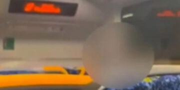 Alldaynews.gr Ξέφυγε ζευγάρι στο τρένο μπροστά σε επιβάτες: «Σταματήστε αυτό που κάνετε τώρα, φορέστε ξανά τα ρούχα σας»