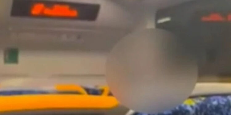 Alldaynews.gr Ξέφυγε ζευγάρι στο τρένο μπροστά σε επιβάτες: «Σταματήστε αυτό που κάνετε τώρα, φορέστε ξανά τα ρούχα σας»