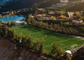 Σταματάς τη φάση για να χαζέψεις τη θέα: Η γηπεδάρα στην Κύπρο που έχει τρελάνει τους Ευρωπαίους (φωτο)