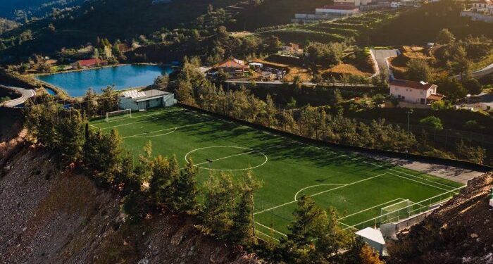 Alldaynews.gr Σταματάς τη φάση για να χαζέψεις τη θέα: Η γηπεδάρα στην Κύπρο που έχει τρελάνει τους Ευρωπαίους (φωτο)