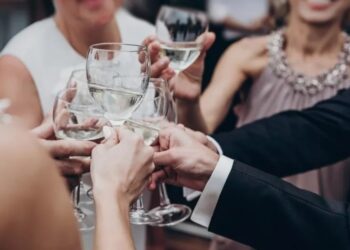 ”Πάγωσαν” όλοι στο γλέντι: Σηκώθηκε να χορέψει και κατέρρευσε μπροστά σε όλο τον κόσμο